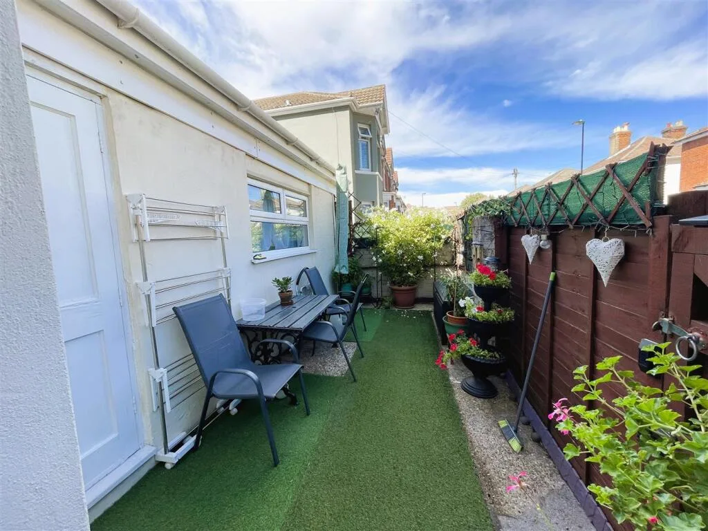 2 bedroom maisonette for rent