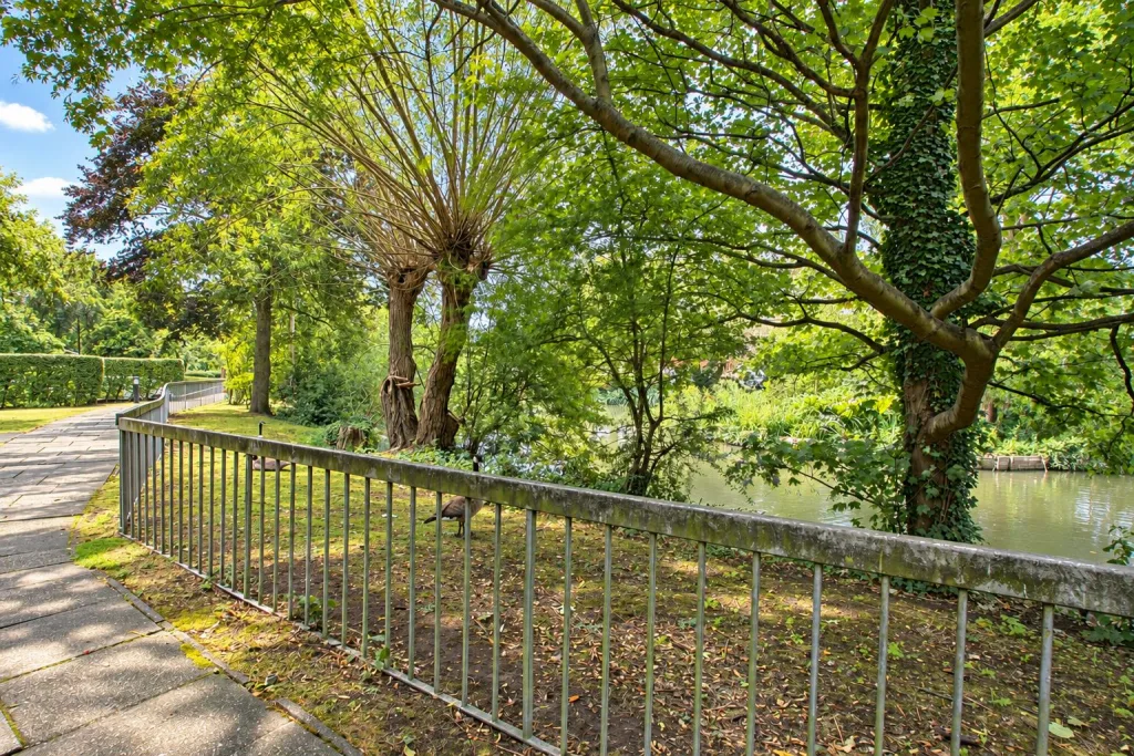 4 bedroom semi-detached house for rent