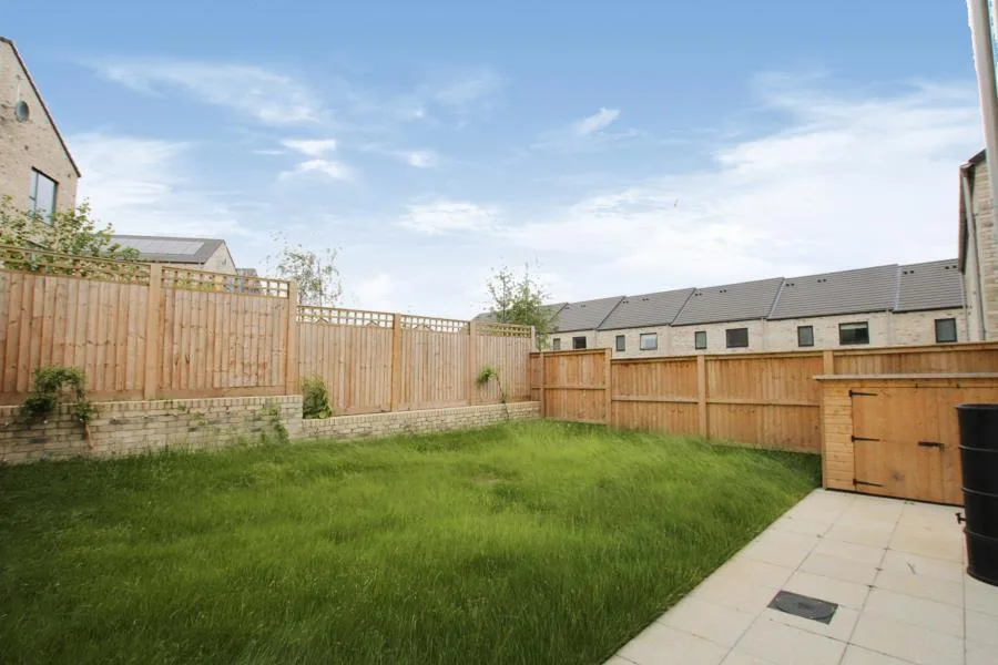 4 bedroom semi-detached house for rent