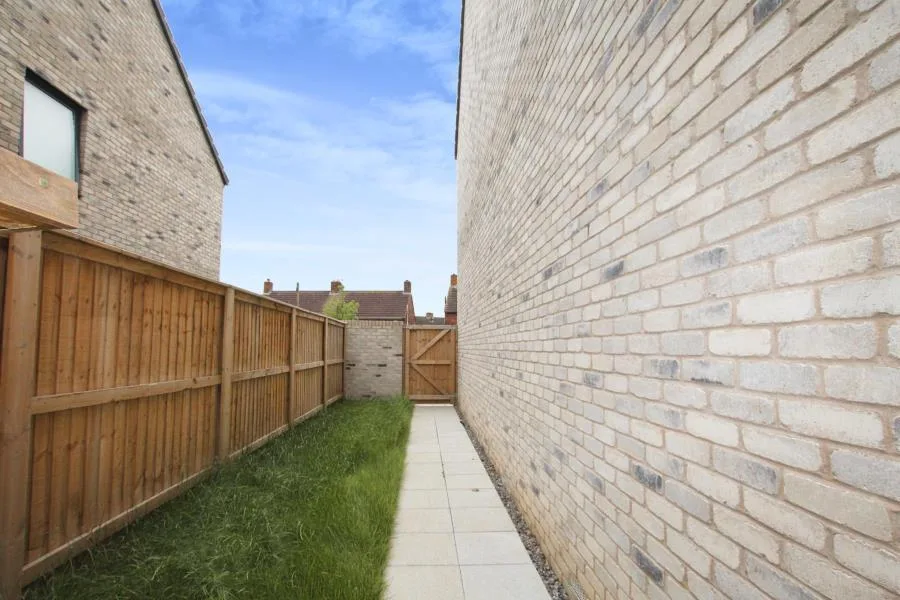 4 bedroom semi-detached house for rent