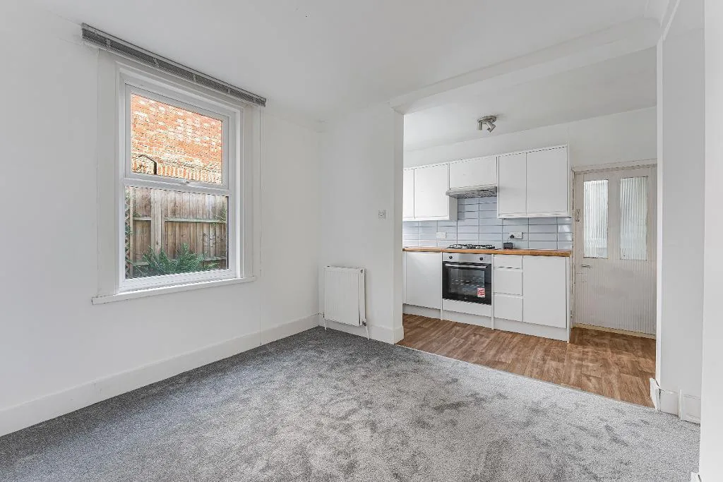 2 bedroom maisonette for rent