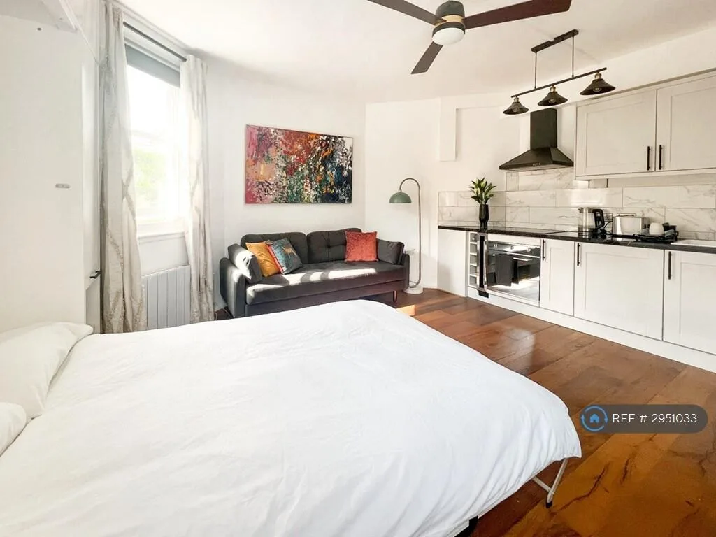 Studio flat for rent