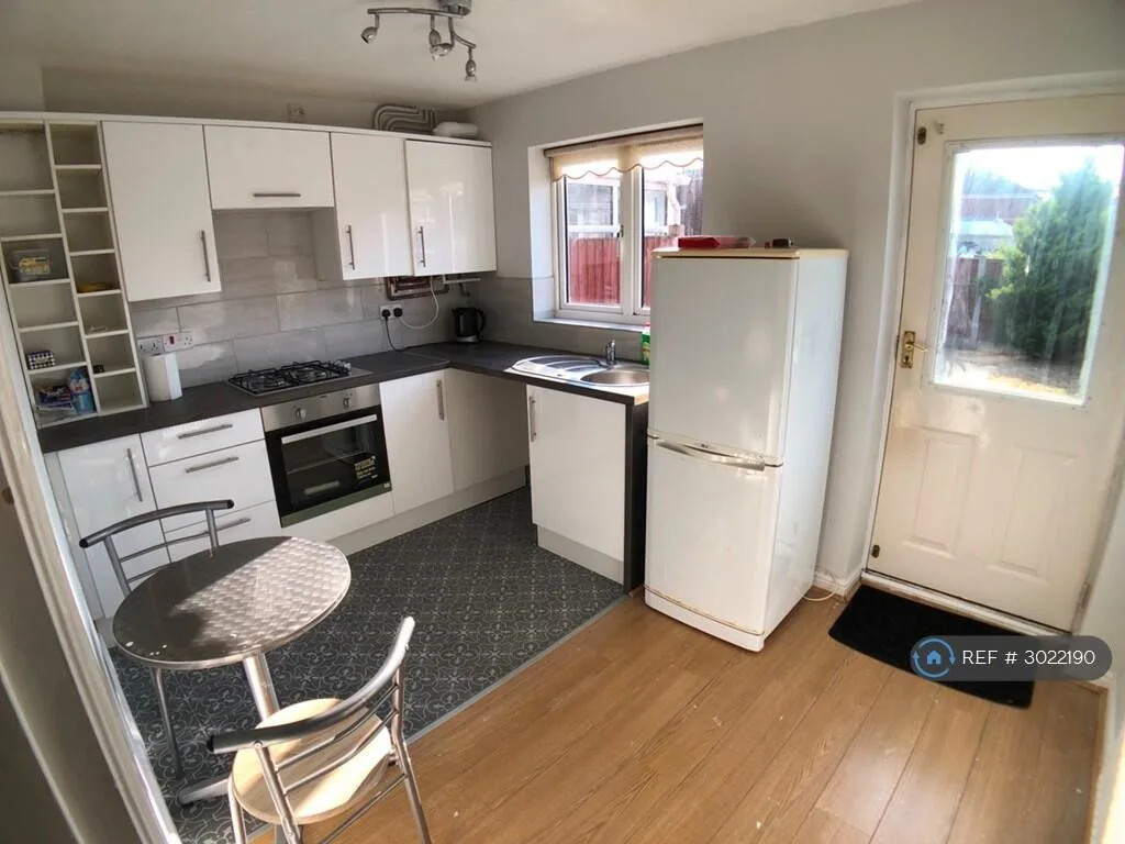 3 bedroom semi-detached house for rent