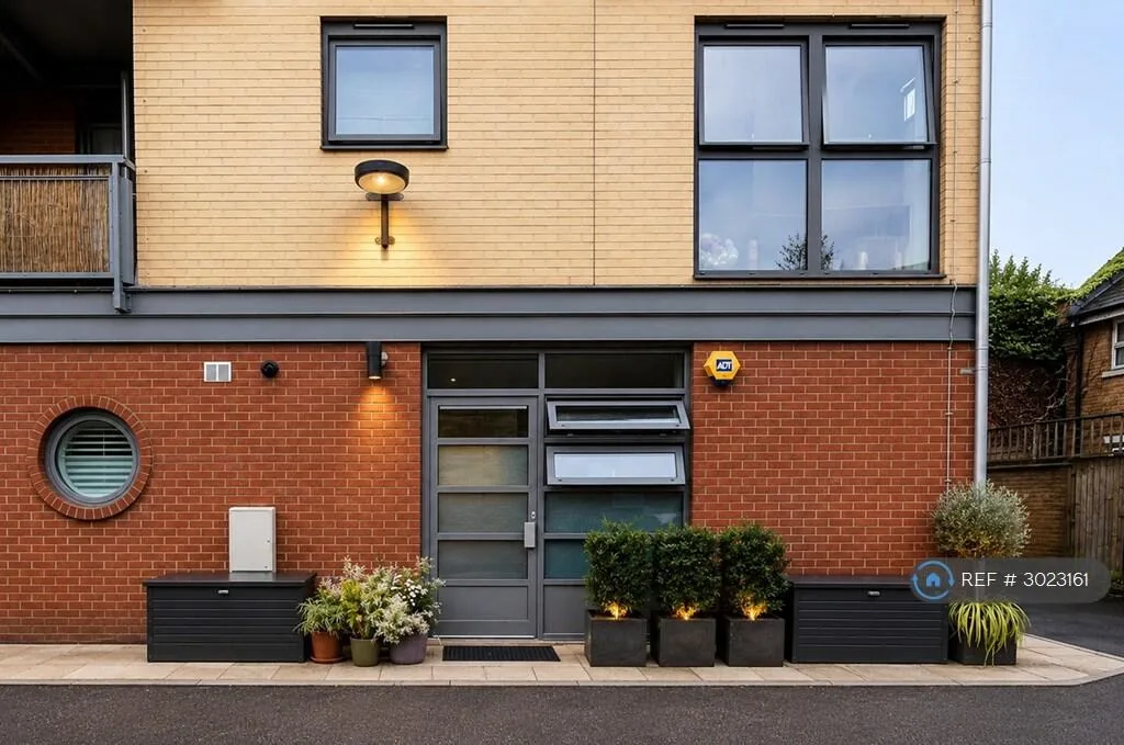 2 bedroom maisonette for rent