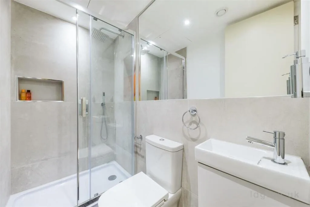 3 bedroom maisonette for rent