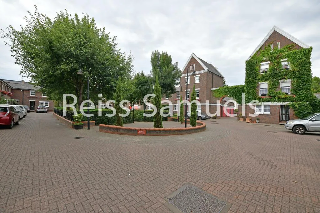 5 bedroom terraced house for rent