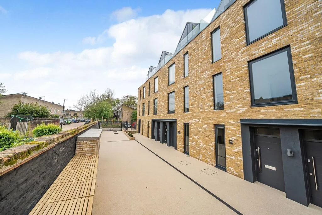 3 bedroom mews property for rent