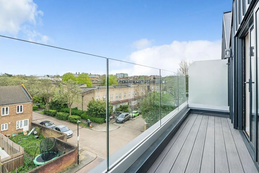 3 bedroom mews property for rent