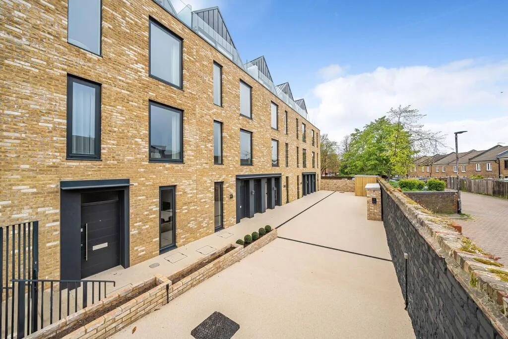 3 bedroom mews property for rent