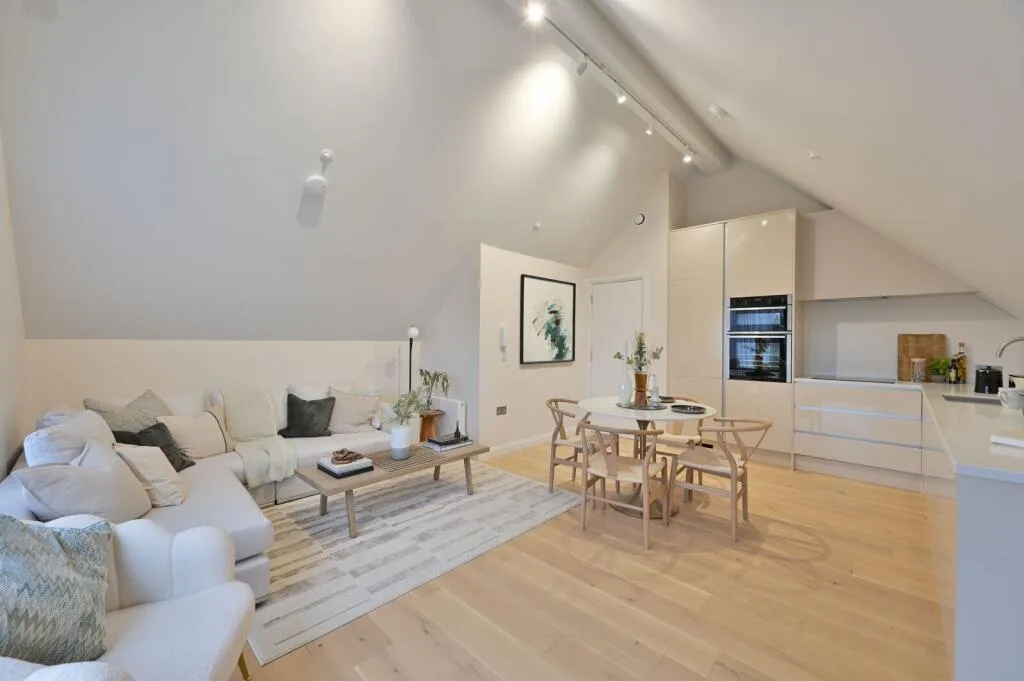 3 bedroom mews property for rent