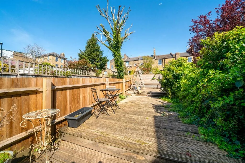 3 bedroom flat for rent