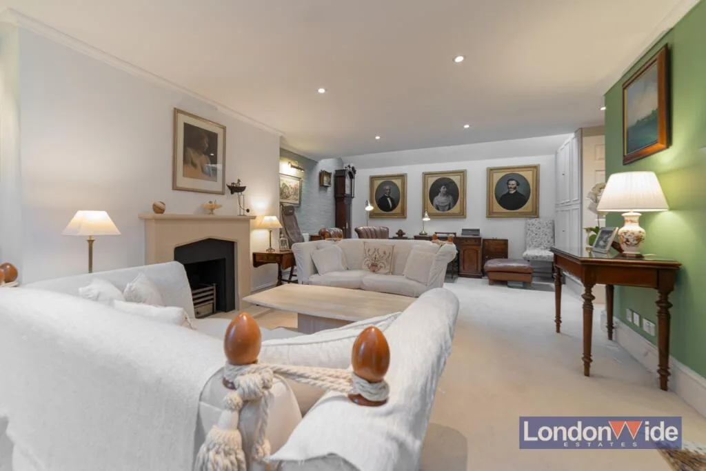 3 bedroom mews property for rent