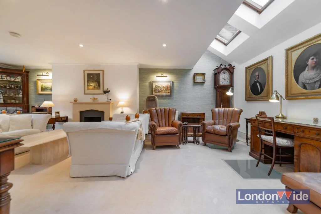 3 bedroom mews property for rent