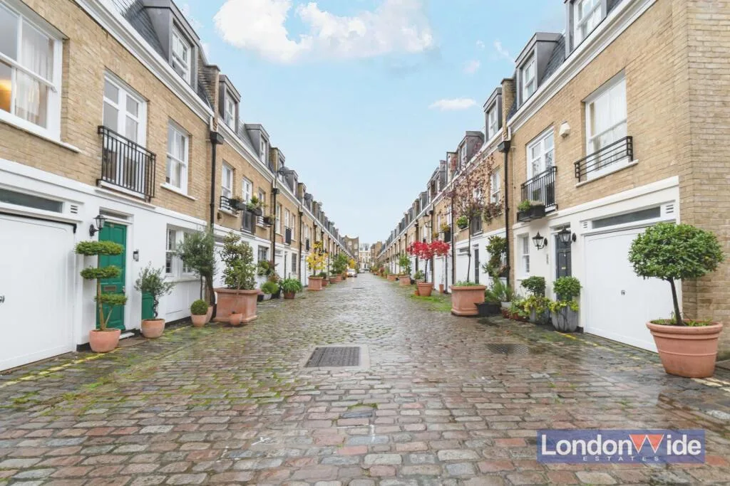 3 bedroom mews property for rent
