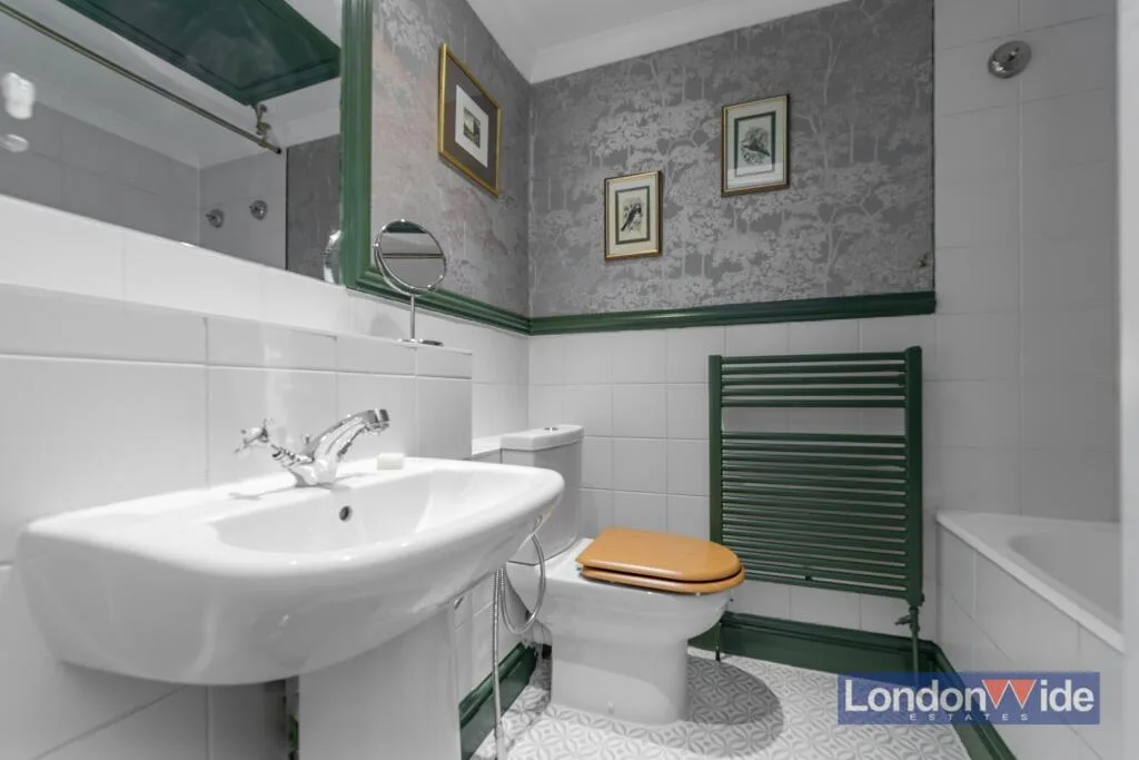 3 bedroom mews property for rent