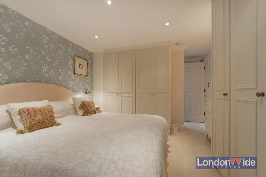 3 bedroom mews property for rent