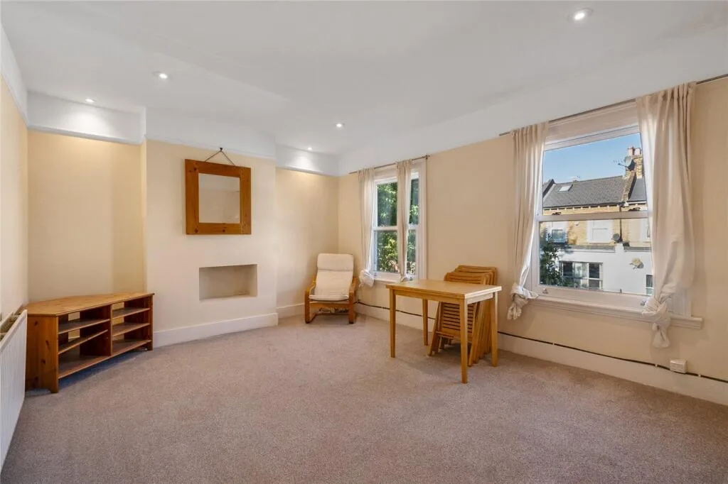 2 bedroom maisonette for rent