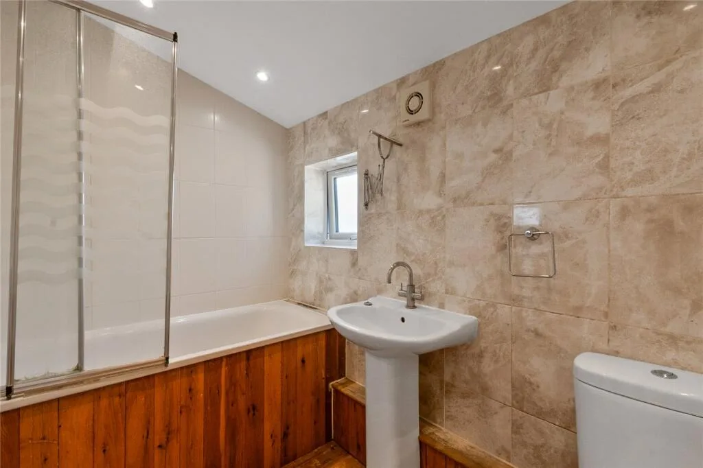 2 bedroom maisonette for rent