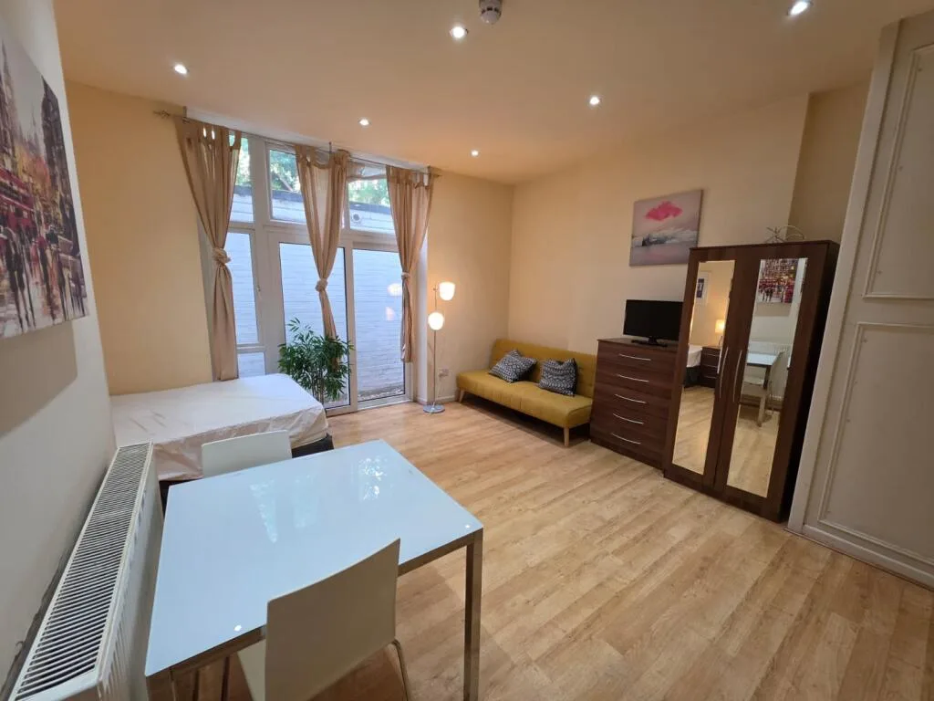 Studio flat for rent
