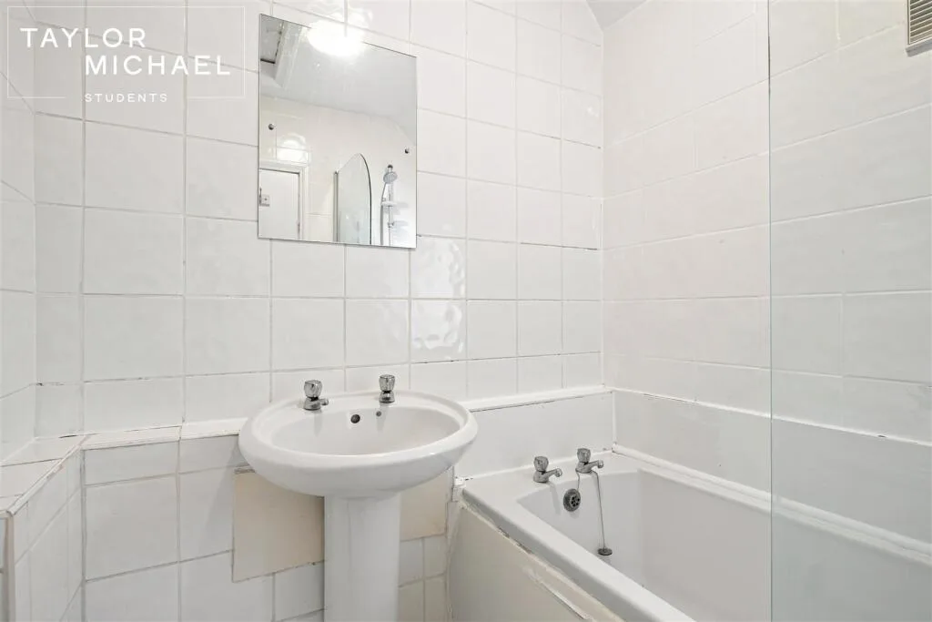 5 bedroom semi-detached house for rent