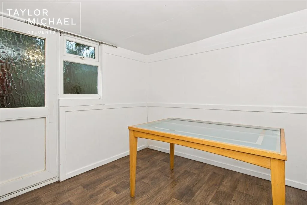 5 bedroom semi-detached house for rent
