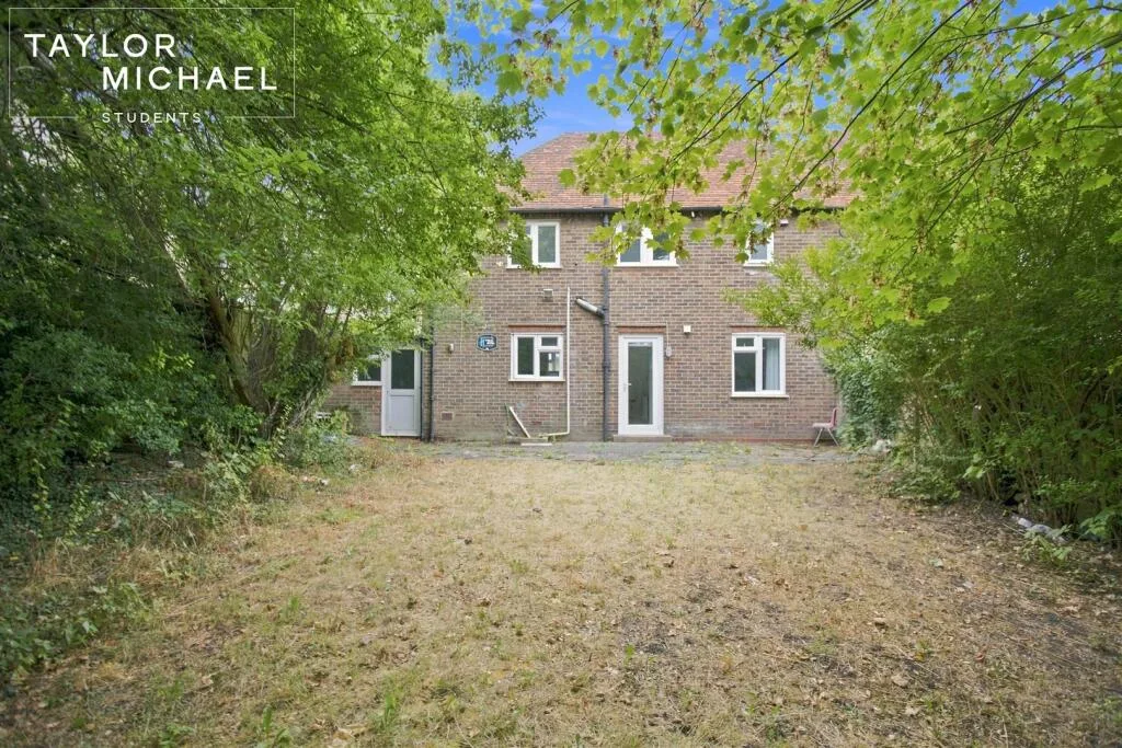 5 bedroom semi-detached house for rent