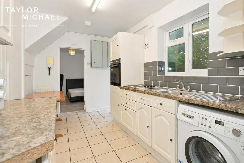 5 bedroom semi-detached house for rent