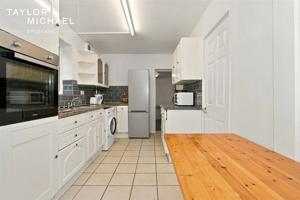 5 bedroom semi-detached house for rent