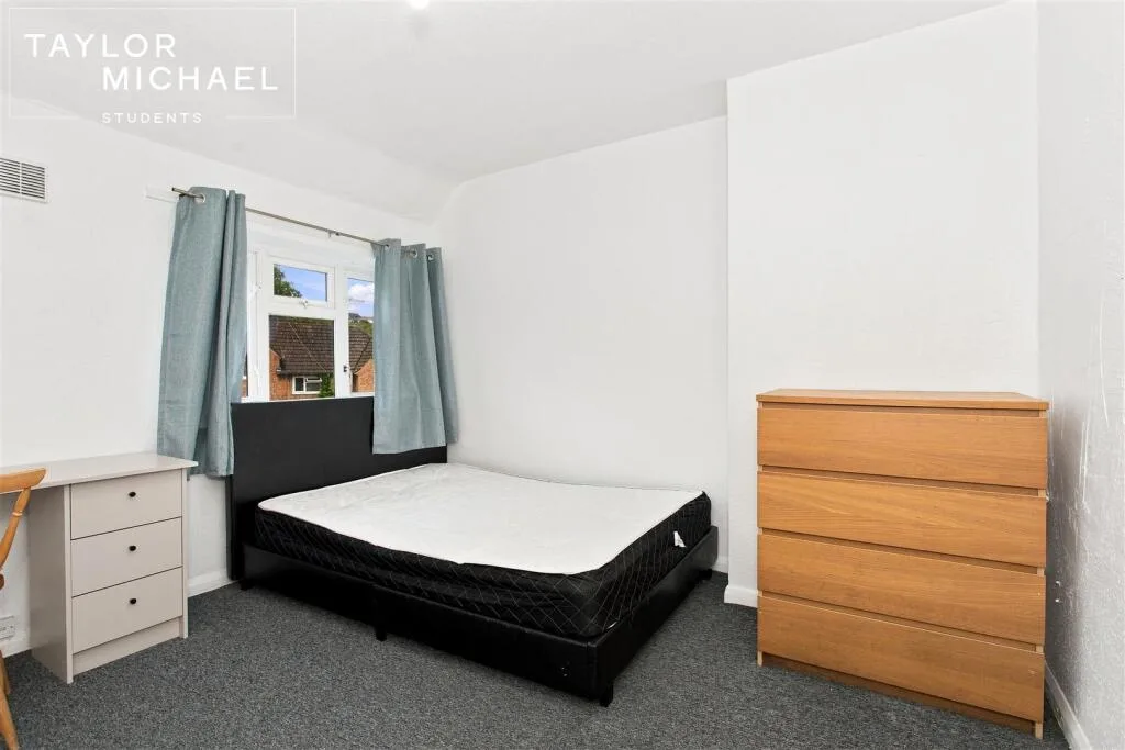 5 bedroom semi-detached house for rent
