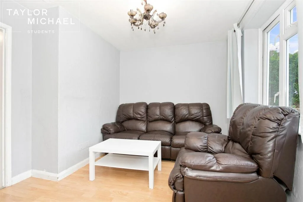 5 bedroom semi-detached house for rent