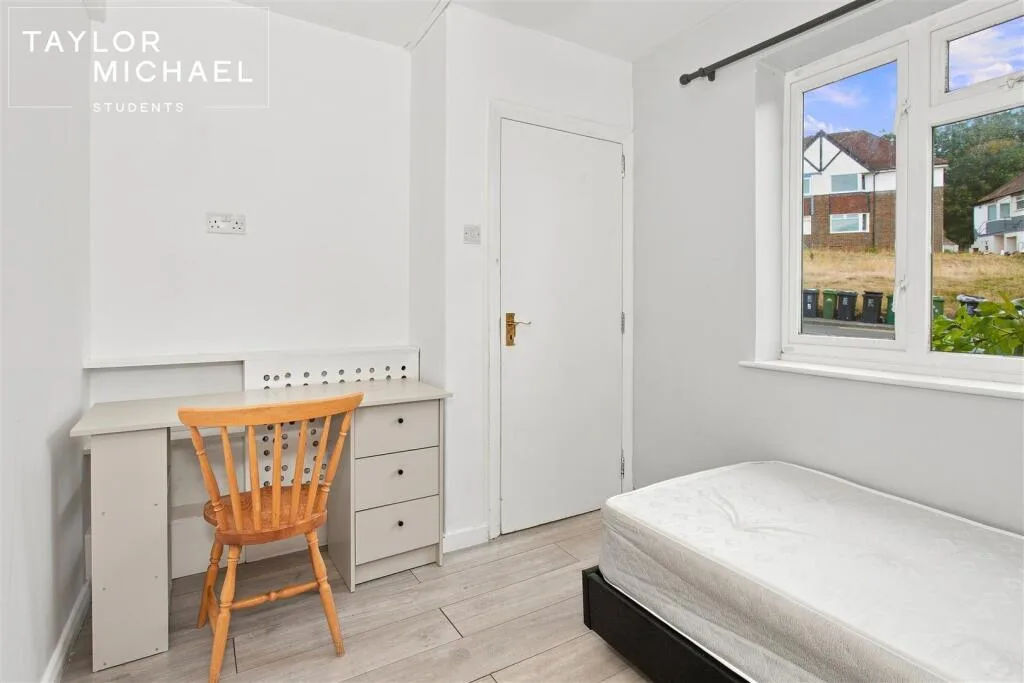 5 bedroom semi-detached house for rent