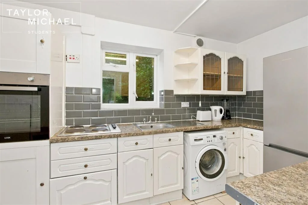 5 bedroom semi-detached house for rent