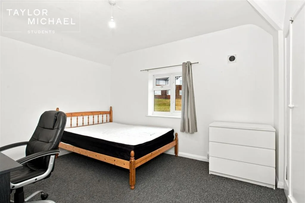 5 bedroom semi-detached house for rent