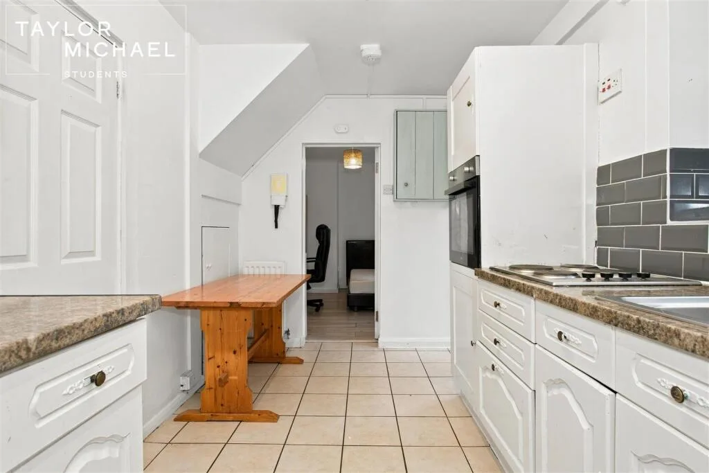 5 bedroom semi-detached house for rent