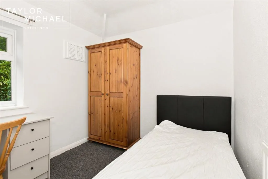 5 bedroom semi-detached house for rent