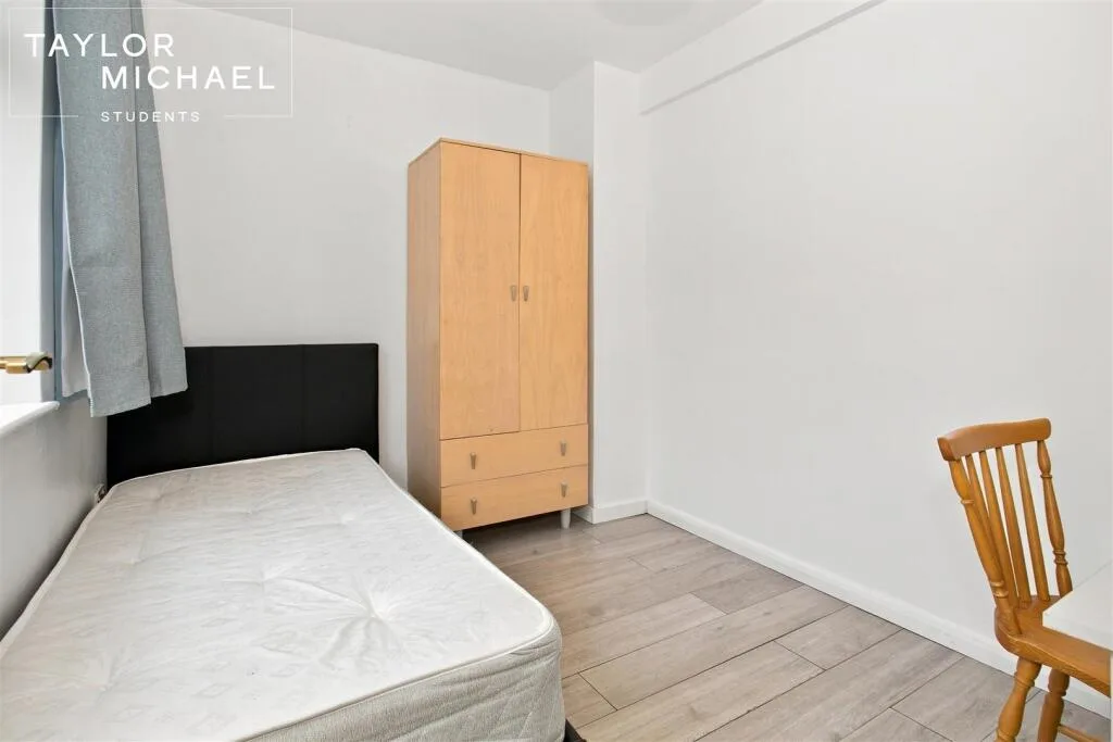 5 bedroom semi-detached house for rent