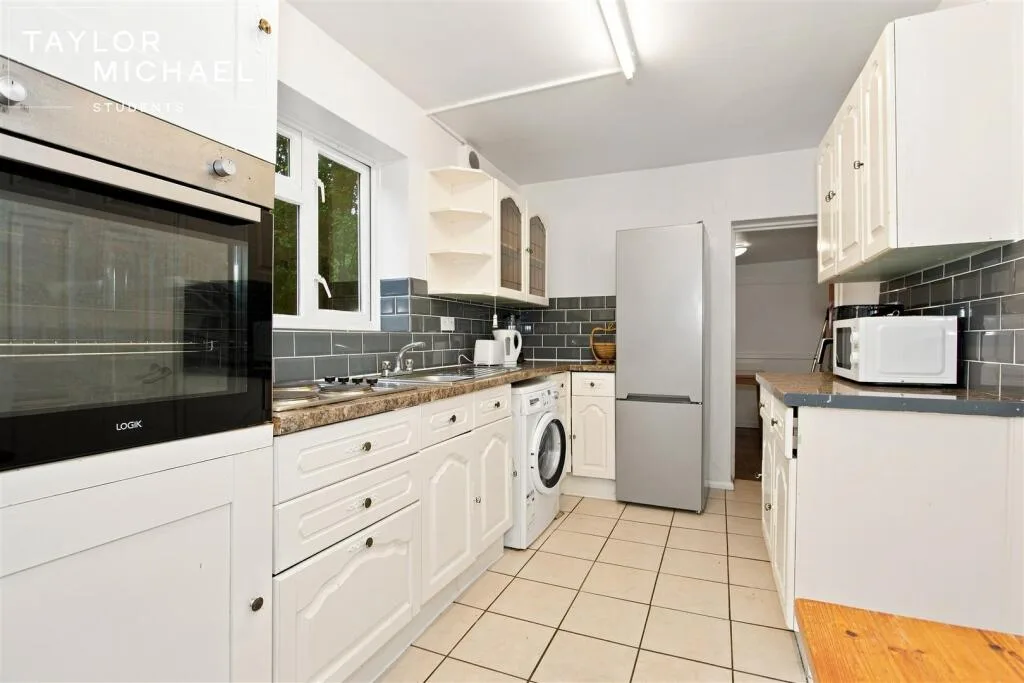 5 bedroom semi-detached house for rent