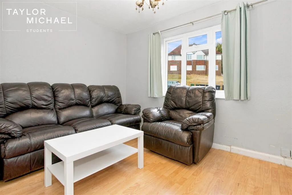 5 bedroom semi-detached house for rent