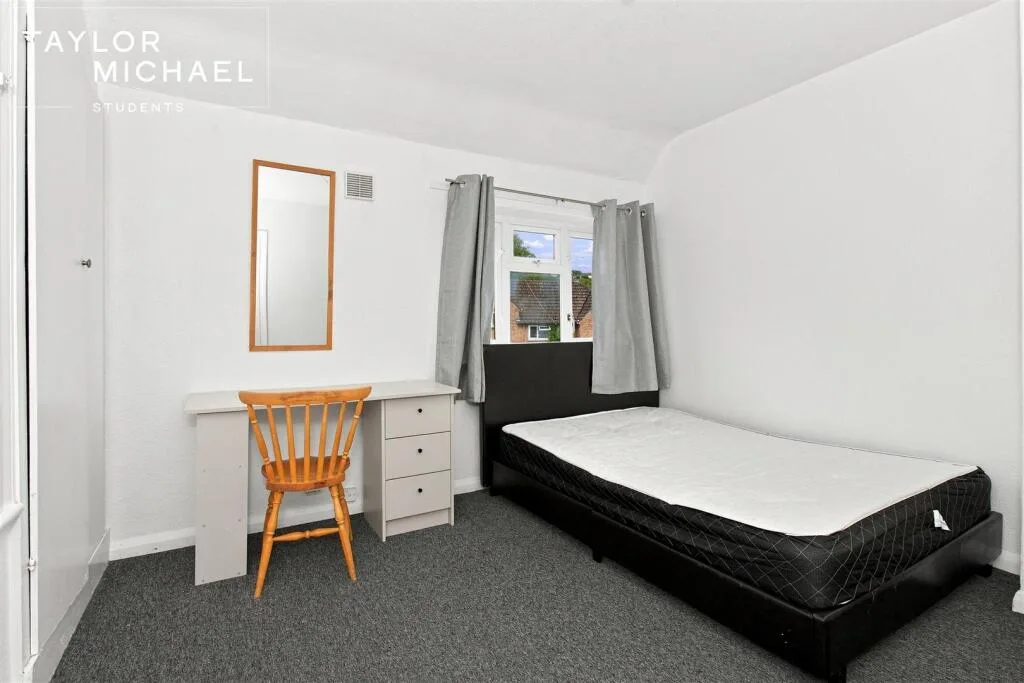 5 bedroom semi-detached house for rent