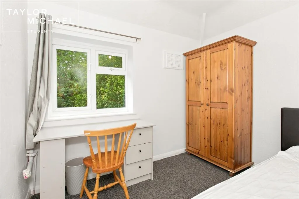 5 bedroom semi-detached house for rent