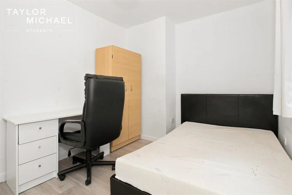 5 bedroom semi-detached house for rent