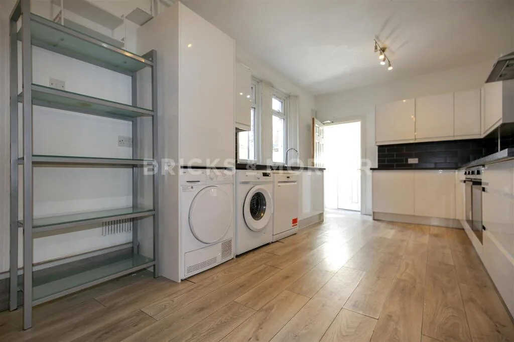 8 bedroom terraced house for rent