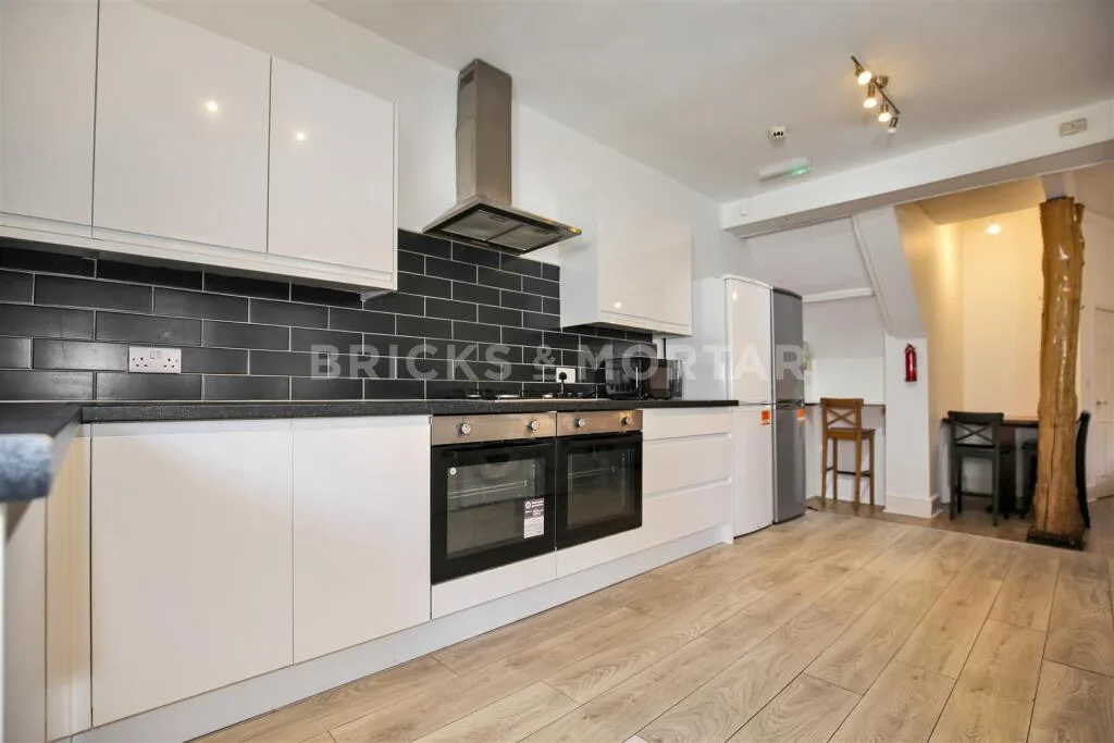 8 bedroom terraced house for rent