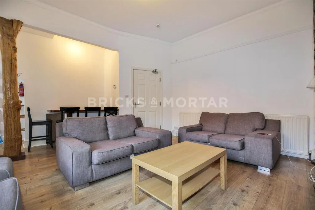 8 bedroom terraced house for rent