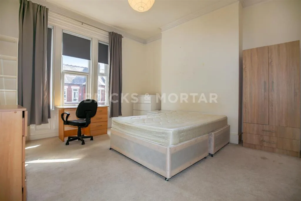 8 bedroom terraced house for rent
