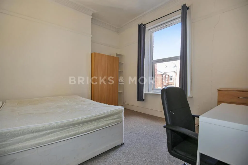 8 bedroom terraced house for rent