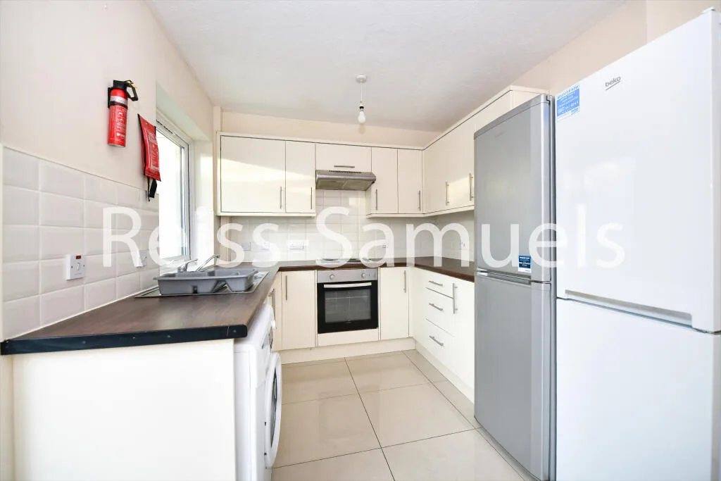 5 bedroom end of terrace house for rent