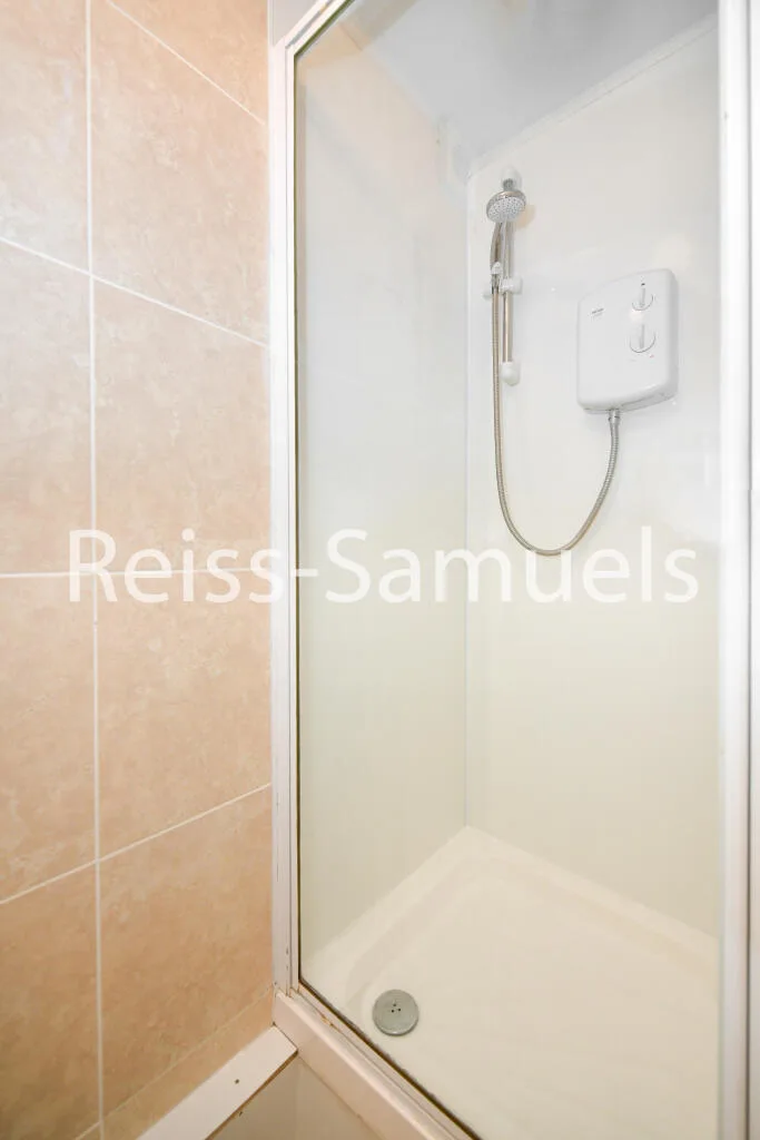 5 bedroom end of terrace house for rent