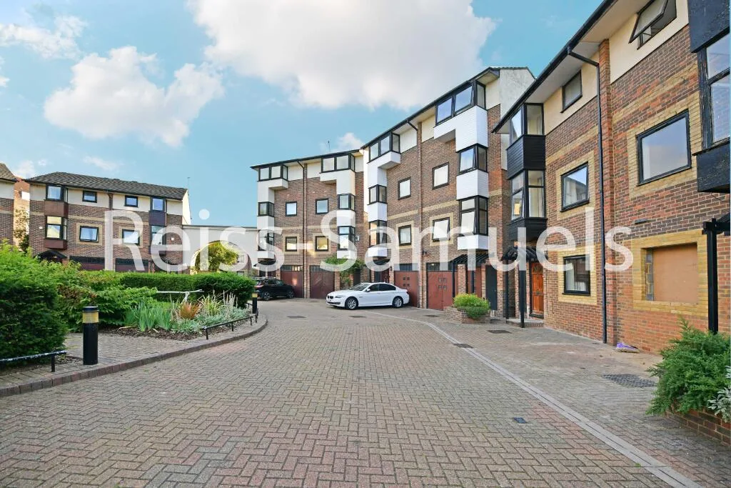 5 bedroom end of terrace house for rent