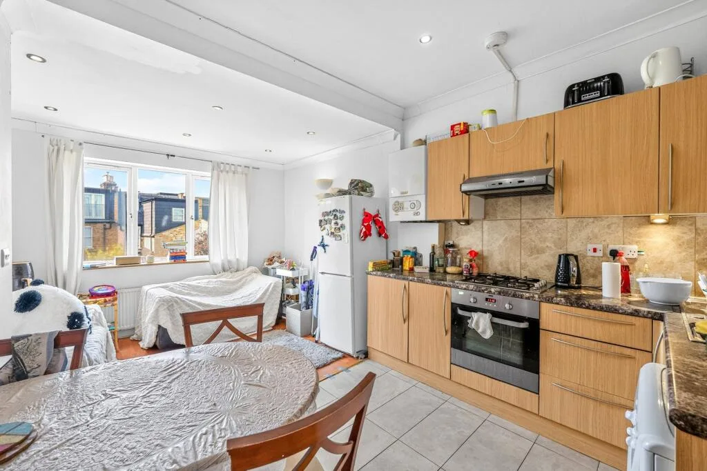 3 bedroom maisonette for rent